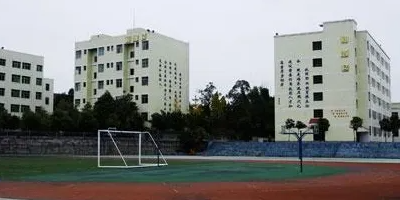 <b>閬中江南高級職業中學</b>